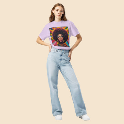 Mujer joven vistiendo camiseta lila retro de corte holgado con ilustracion psicodelica de los años 70.
