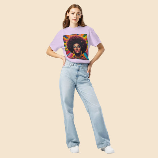 Mujer joven vistiendo camiseta lila retro de corte holgado con ilustracion psicodelica de los años 70.