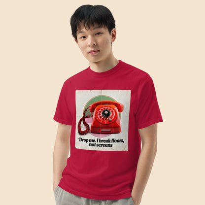 Hombre luciendo una camiseta roja de aspecto lavado con estampado retro de telefono indestructible.