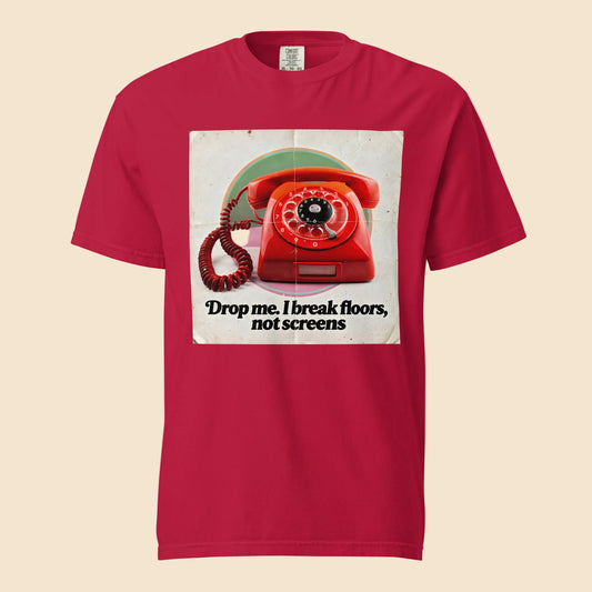 Camiseta roja premium de algodon grueso con ilustracion vintage de un telefono de disco y frase de humor ironico.