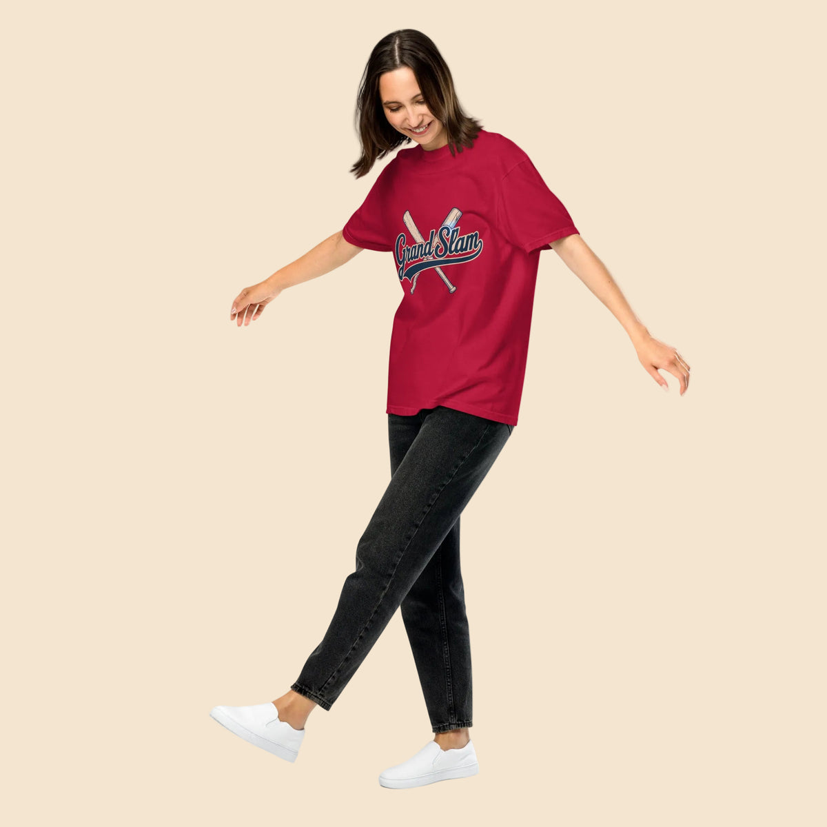 Mujer luciendo un look urbano casual con camiseta roja oversize de beisbol vintage.