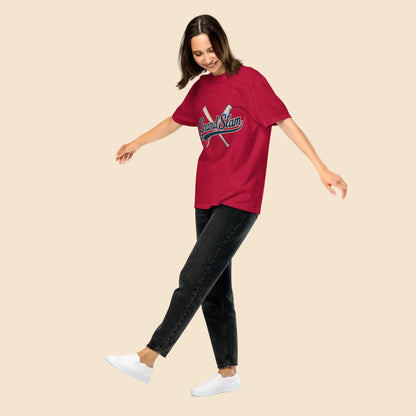 Mujer luciendo un look urbano casual con camiseta roja oversize de beisbol vintage.