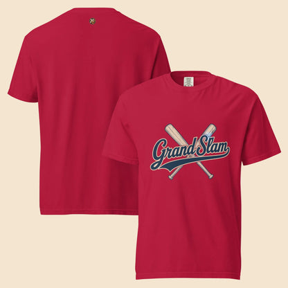 Camisetas rojas de estilo lavado a la piedra mostrando el detalle del emblema retro Grand Slam.