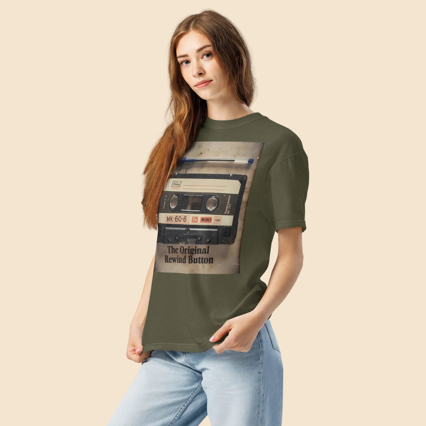 Mujer con pantalones vaqueros y camiseta verde oliva de estilo urbano retro con diseño de casete clasico.