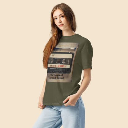 Mujer con pantalones vaqueros y camiseta verde oliva de estilo urbano retro con diseño de casete clasico.
