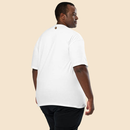 Vista trasera de modelo masculino con camiseta blanca de corte oversize mostrando el logotipo exclusivo de Melian Vintage impreso en la nuca.