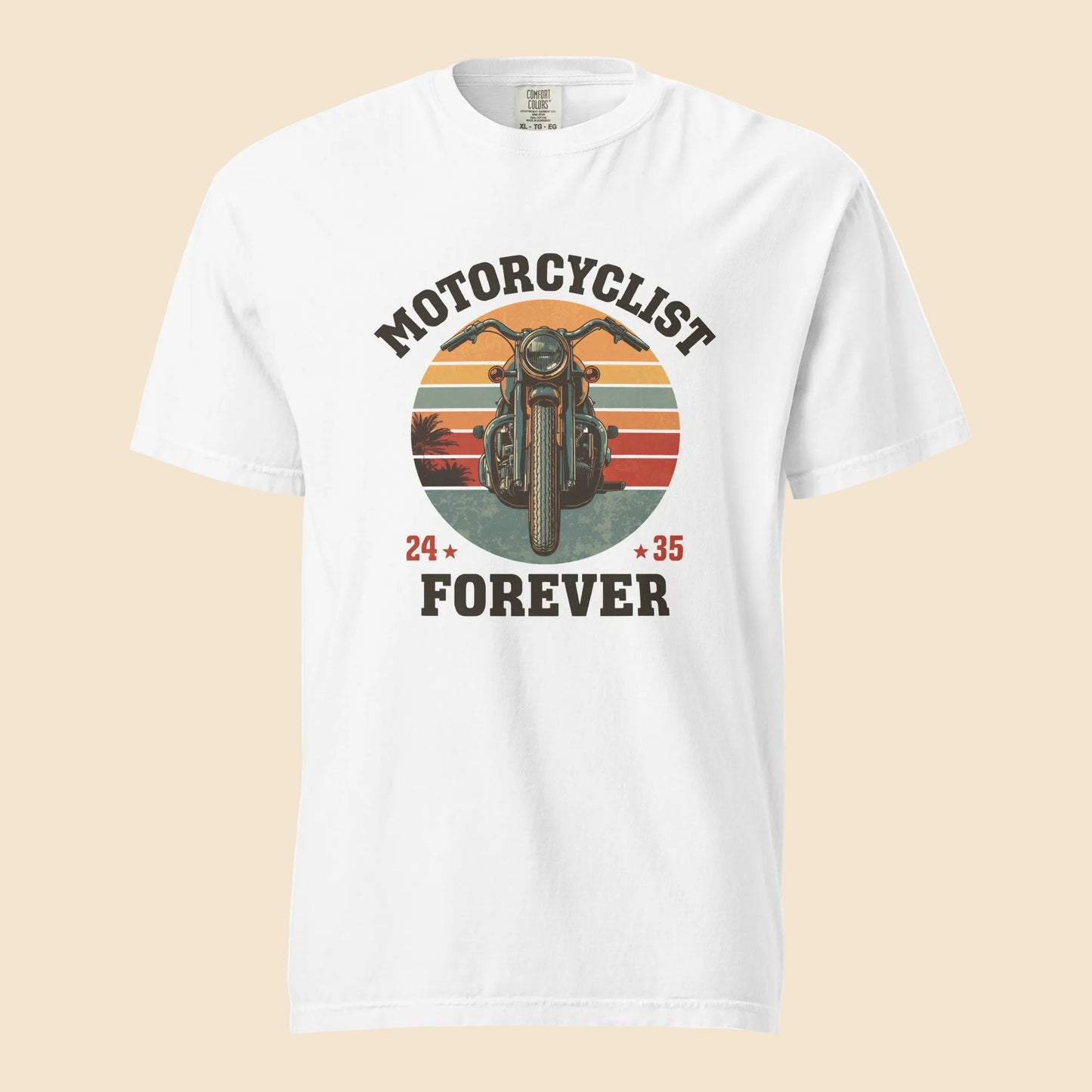 Camiseta blanca premium de algodon grueso con diseño vintage Motorcyclist Forever y atardecer retro.