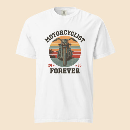 Camiseta blanca premium de algodon grueso con diseño vintage Motorcyclist Forever y atardecer retro.
