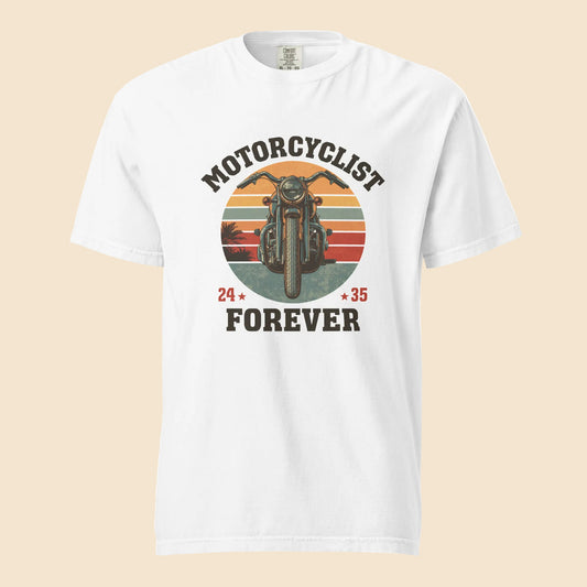 Camiseta blanca premium de algodon grueso con diseño vintage Motorcyclist Forever y atardecer retro.