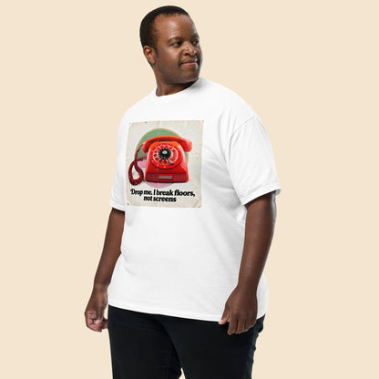 Hombre luciendo una camiseta blanca de corte holgado unisex con estampado nostalgico de telefono rojo.