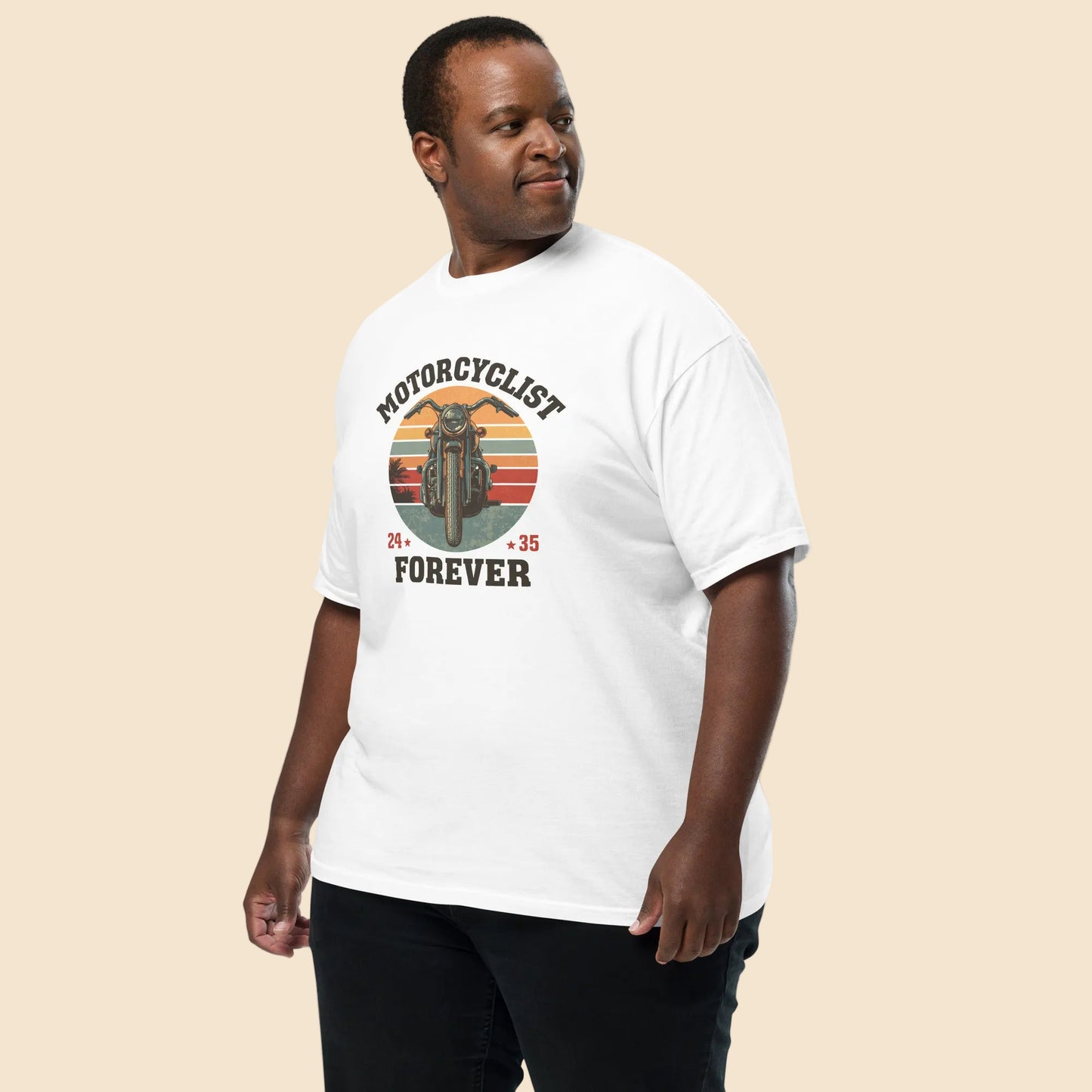 Hombre luciendo una camiseta blanca de estilo motero clasico destacando el corte holgado y comodo de la prenda.