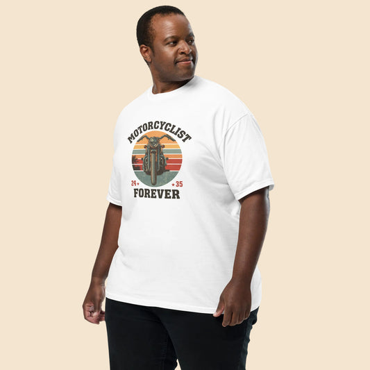 Hombre luciendo una camiseta blanca de estilo motero clasico destacando el corte holgado y comodo de la prenda.