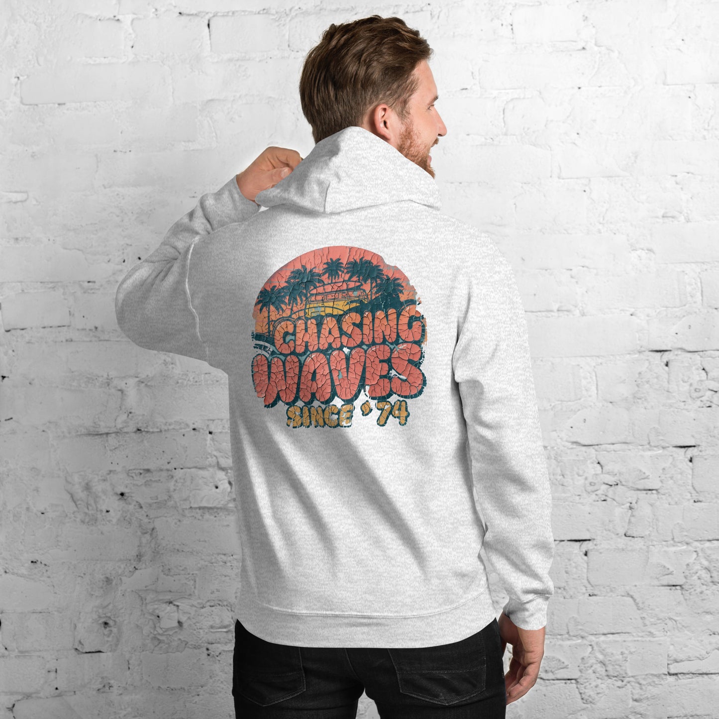 Sudadera con capucha gris clásica con diseño surf de los años 70 en la espalda.