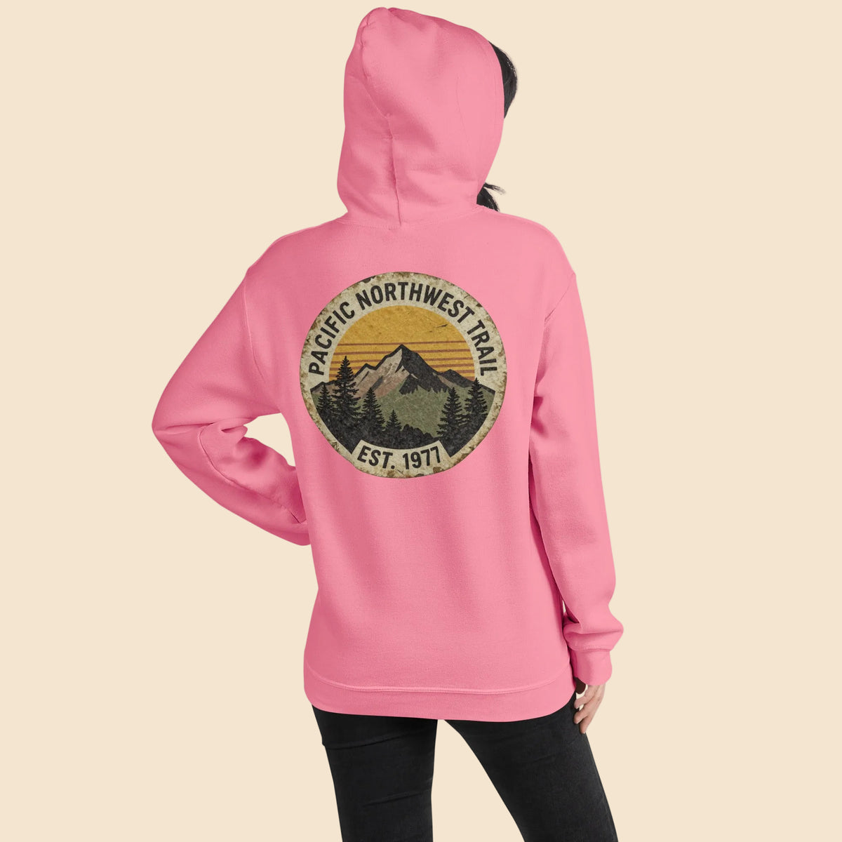  Mujer de espaldas con sudadera rosa pastel y diseño rústico de los años 70.
