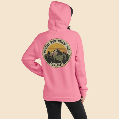  Mujer de espaldas con sudadera rosa pastel y diseño rústico de los años 70.