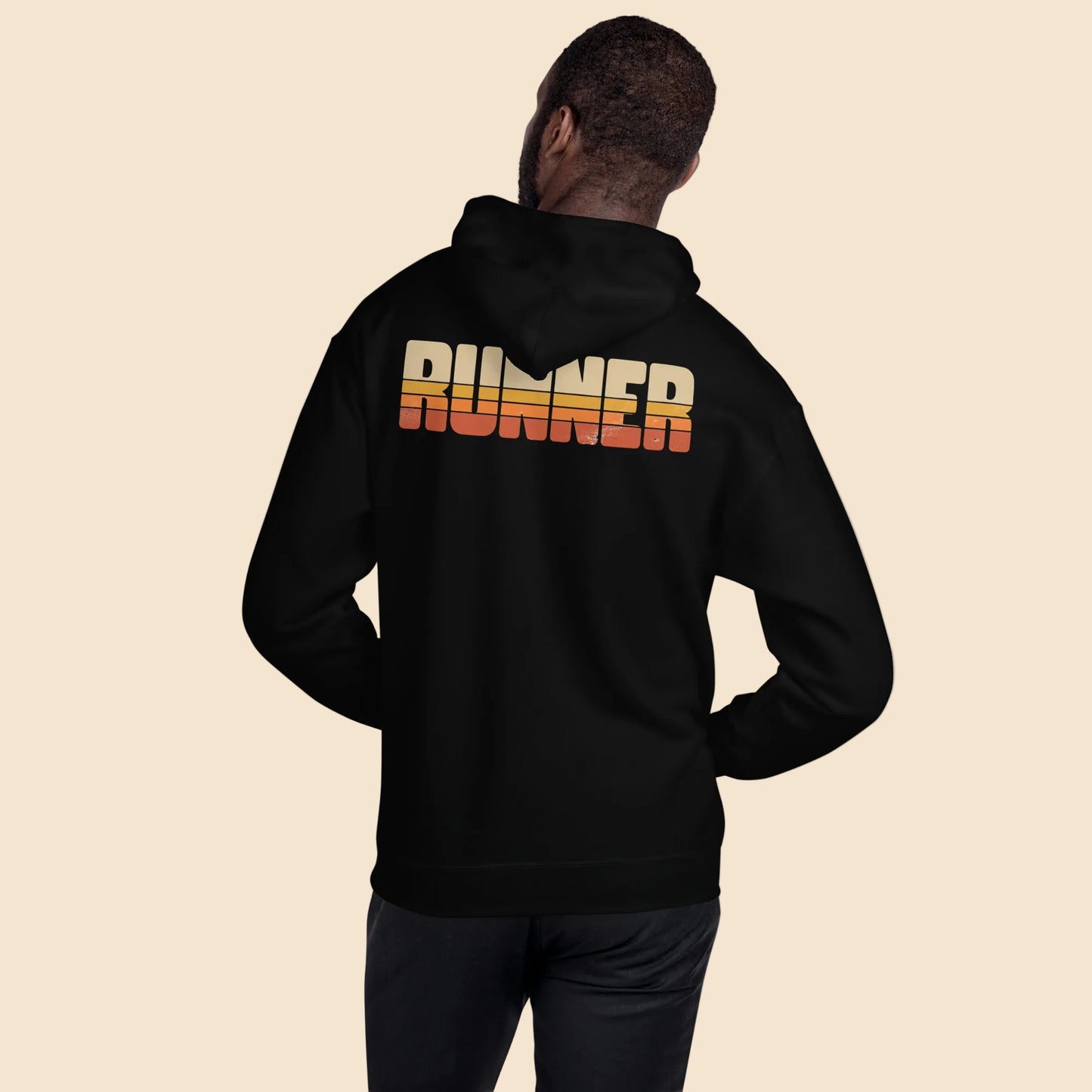 Modelo de espaldas luciendo sudadera negra con estampado vintage Runner.