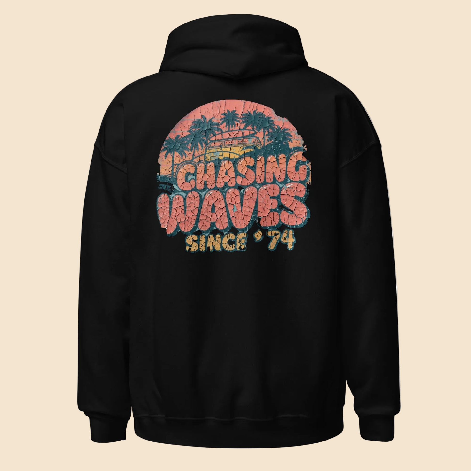 Sudadera con capucha negra con diseño retro surf Chasing Waves 74 en la espalda.