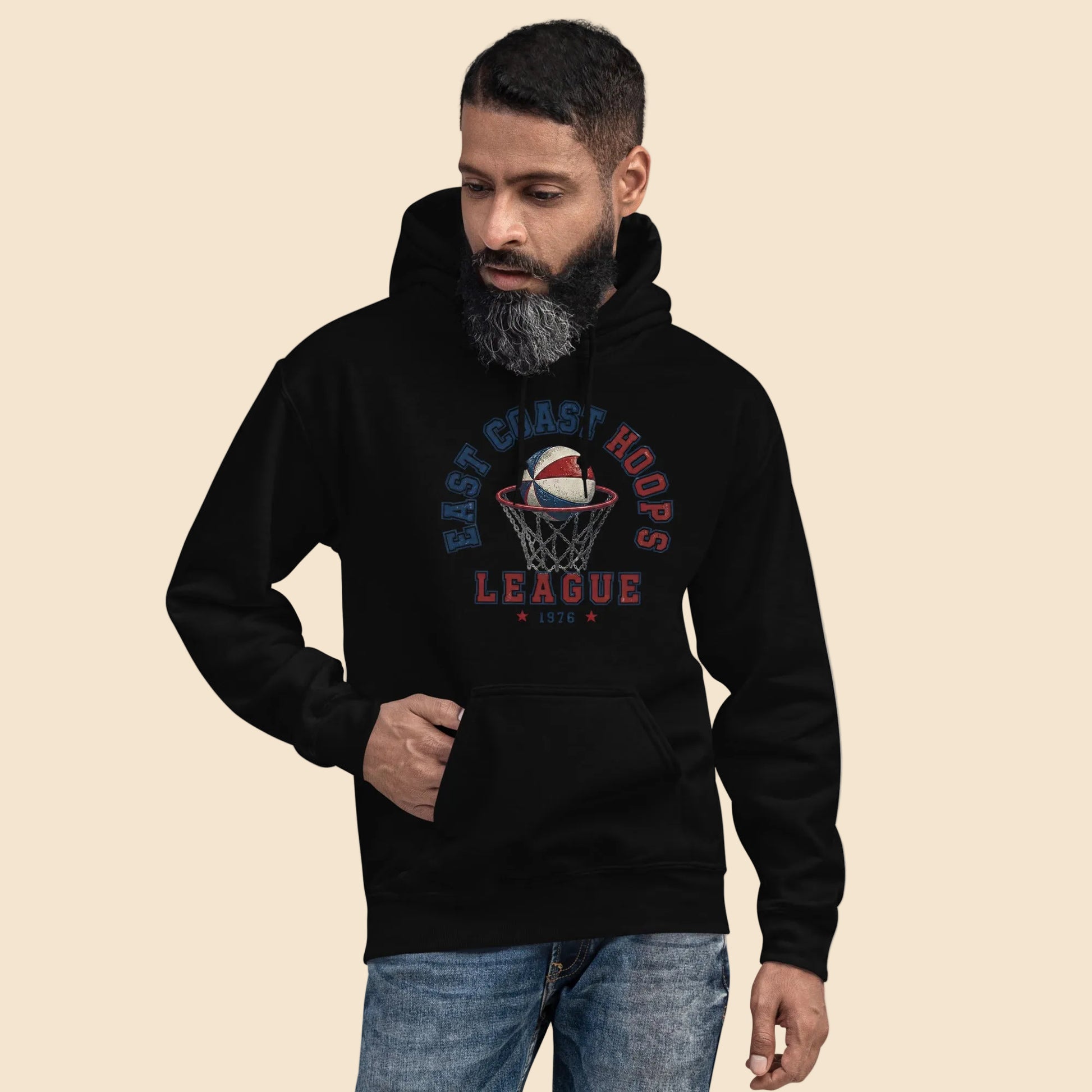  Hombre vistiendo sudadera negra con estampado retro de baloncesto universitario.