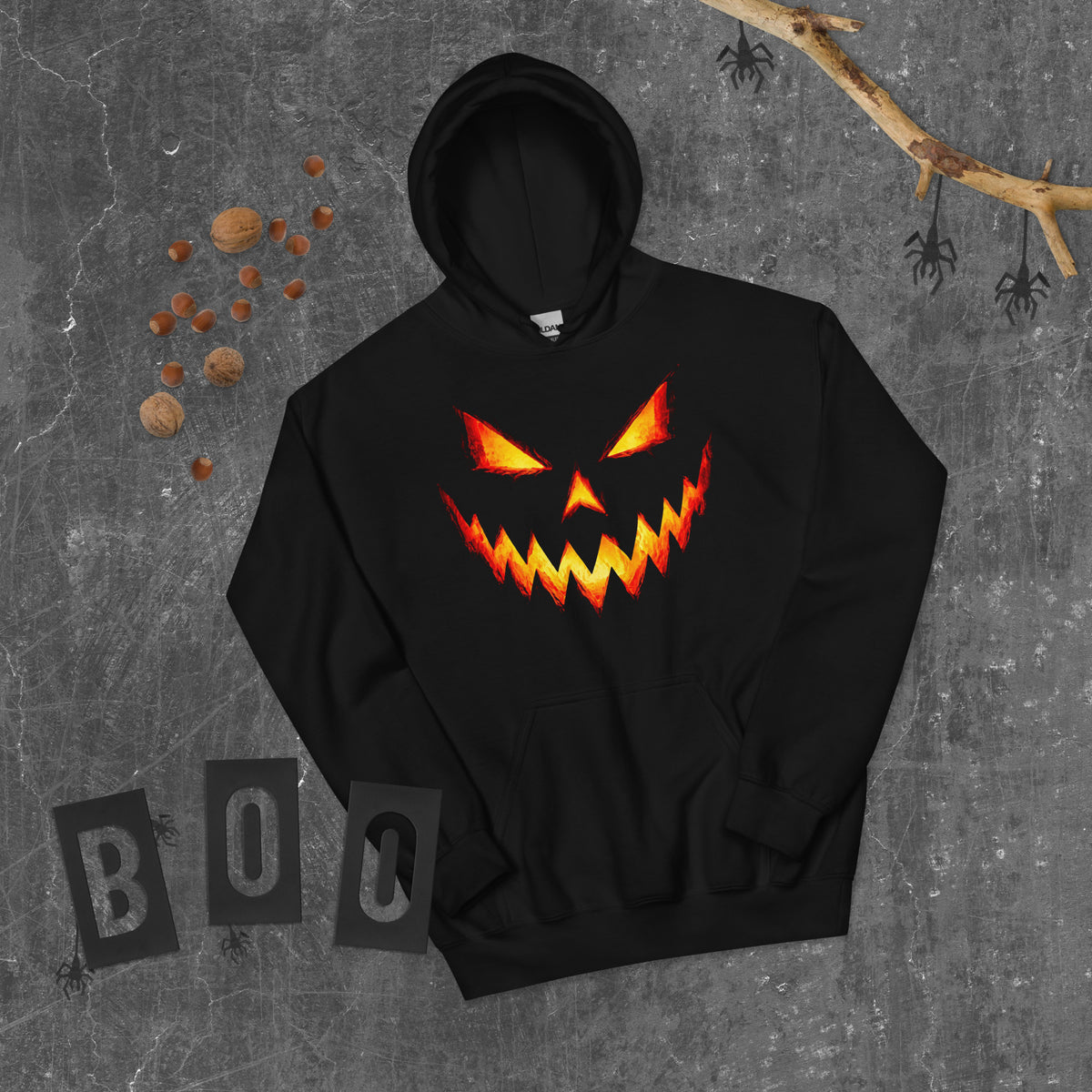 Vista superior de sudadera negra con capucha y gráfico de calabaza de Halloween