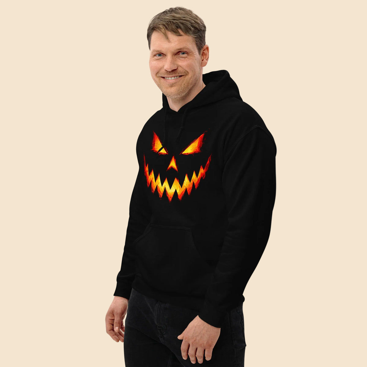 Hombre con sudadera negra con capucha y diseño frontal de calabaza de Halloween