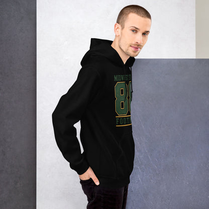 Hombre vistiendo sudadera negra con estampado vintage de fútbol americano.