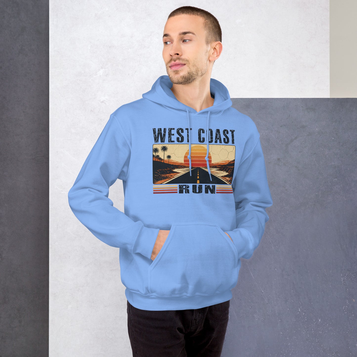 Modelo masculino luciendo sudadera con capucha azul y gráfico West Coast Run.