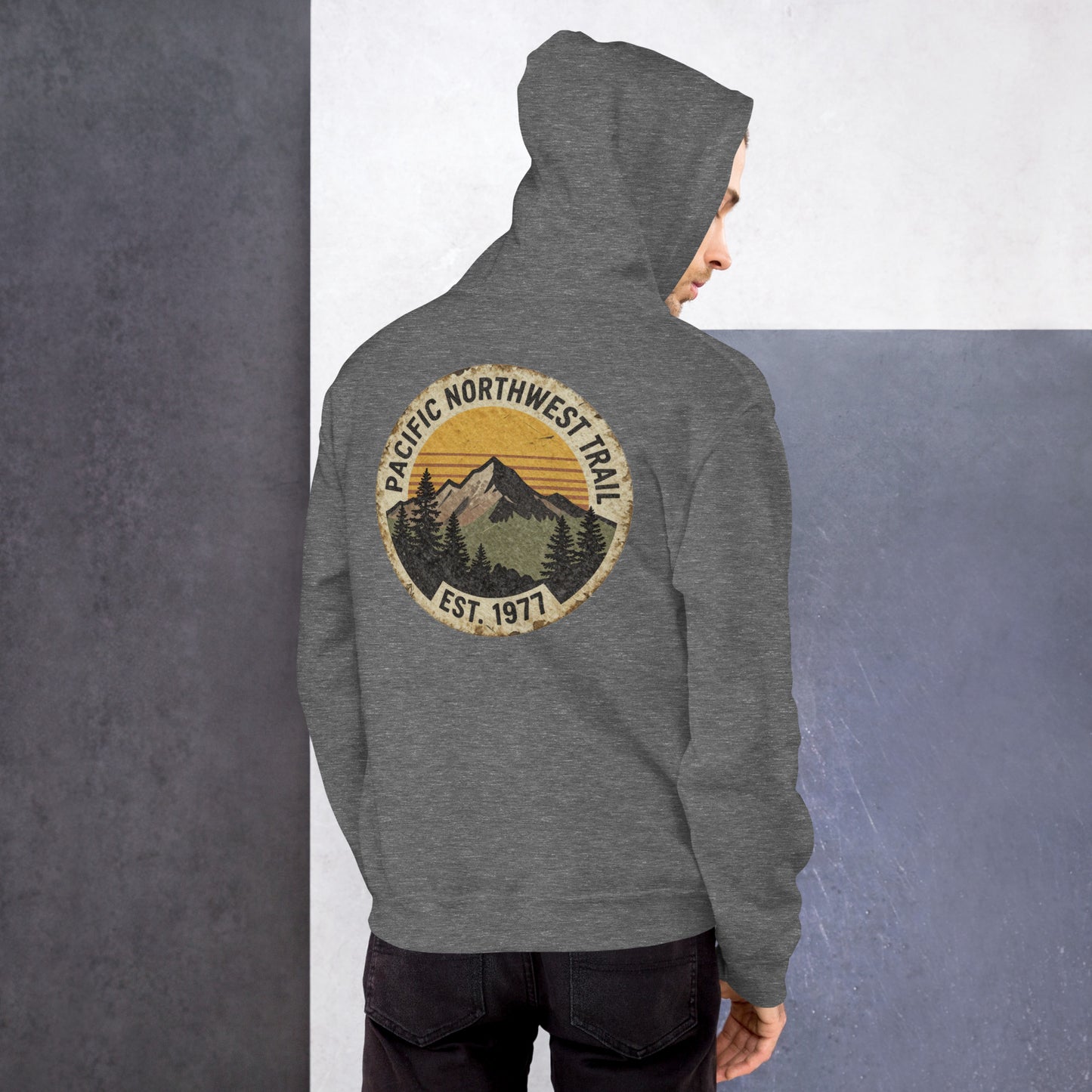 Hombre de espaldas luciendo sudadera gris con diseño clásico Pacific Northwest.