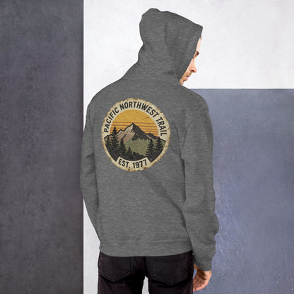 Hombre de espaldas luciendo sudadera gris con diseño clásico Pacific Northwest.