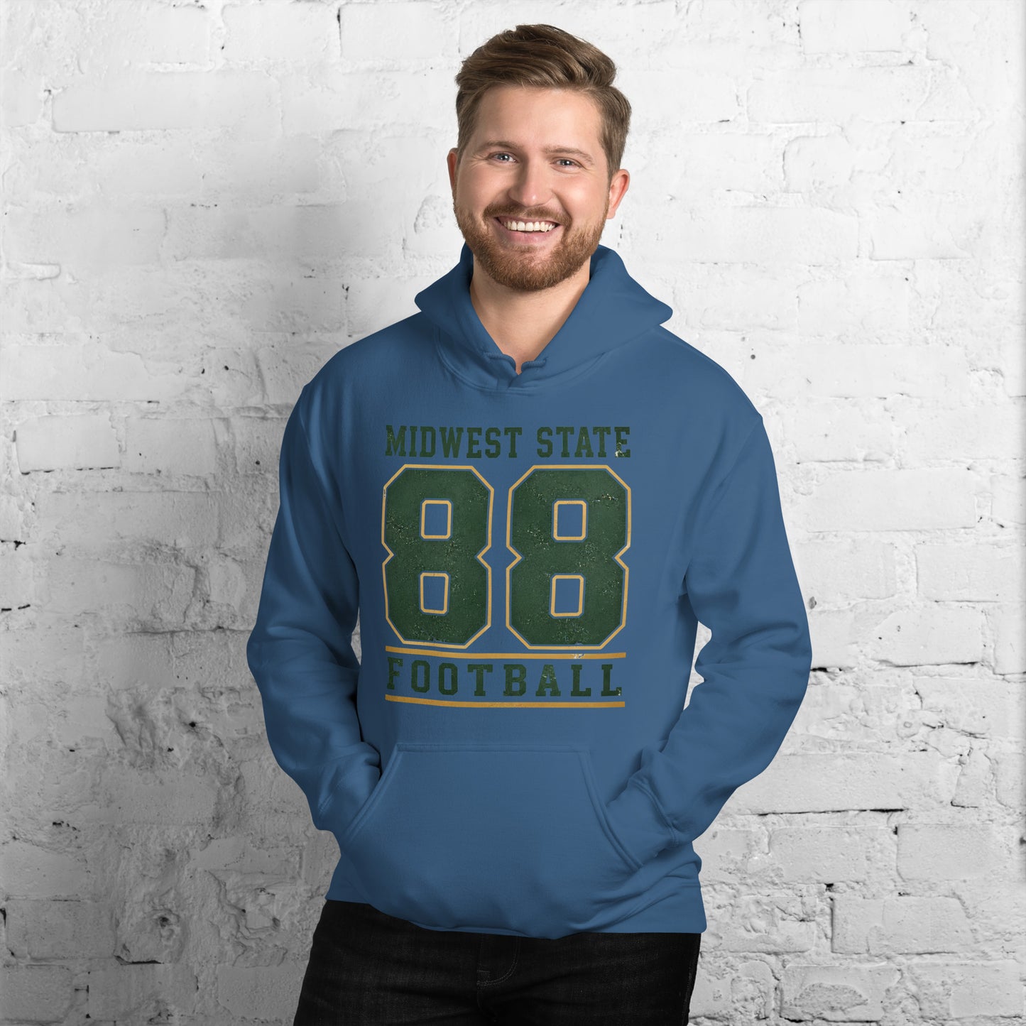 Modelo masculino luciendo sudadera azul con diseño varsity Midwest State.