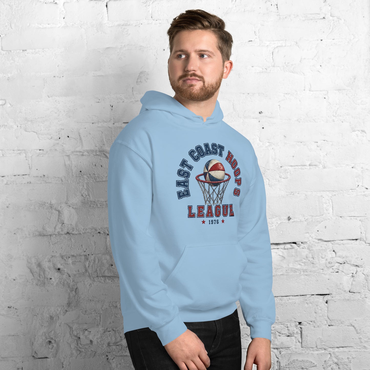 Hombre con sudadera azul claro y diseño colegial East Coast Hoops.