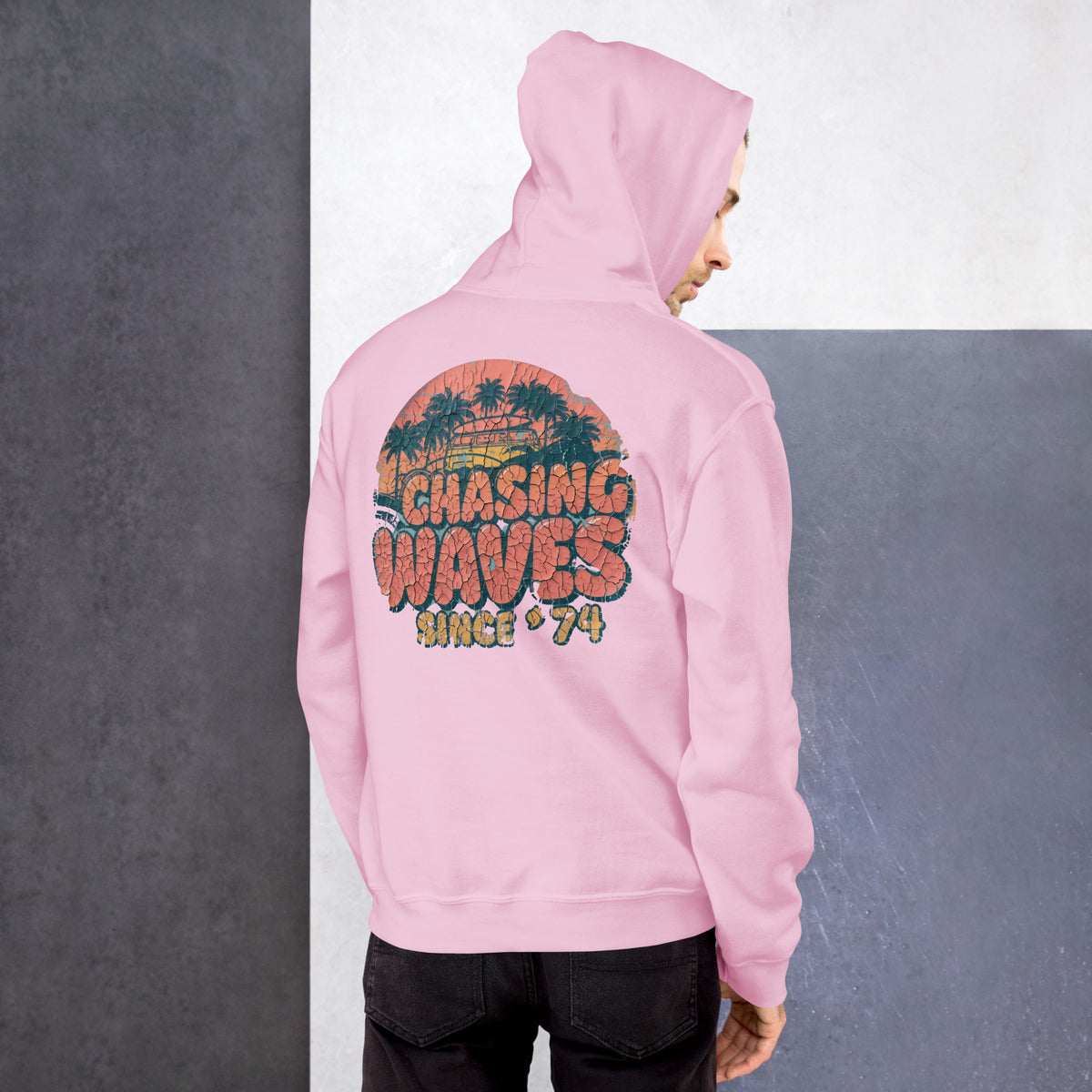 Modelo de espaldas con sudadera rosa pastel y estampado Chasing Waves 74.