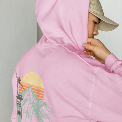 Detalle de capucha y estampado retro de invierno en sudadera color rosa pastel.