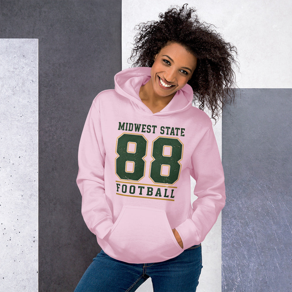 Mujer vistiendo sudadera rosa pastel con tipografía clásica de club deportivo.