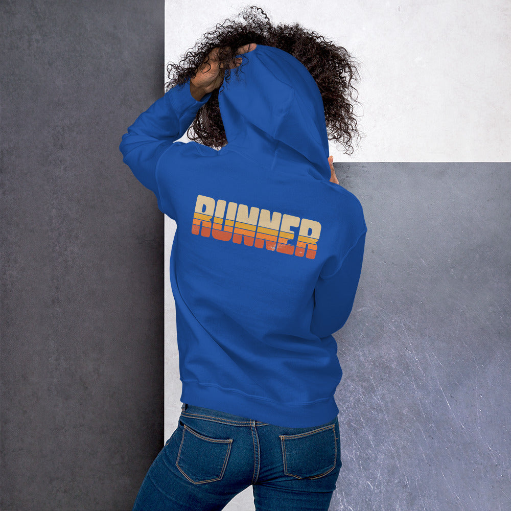  Vista trasera de modelo con sudadera azul y gráfico Runner clásico.