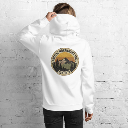 Modelo luciendo sudadera blanca con ilustración retro montañera en la espalda.