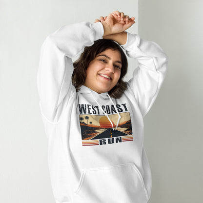 Mujer luciendo sudadera blanca de estilo vintage West Coast.