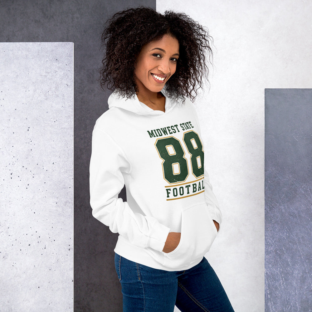 Mujer luciendo sudadera deportiva blanca con diseño clásico de los años 80.