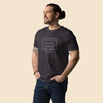 Modelo masculino con camiseta de corte unisex diseño analógico Mixtape
