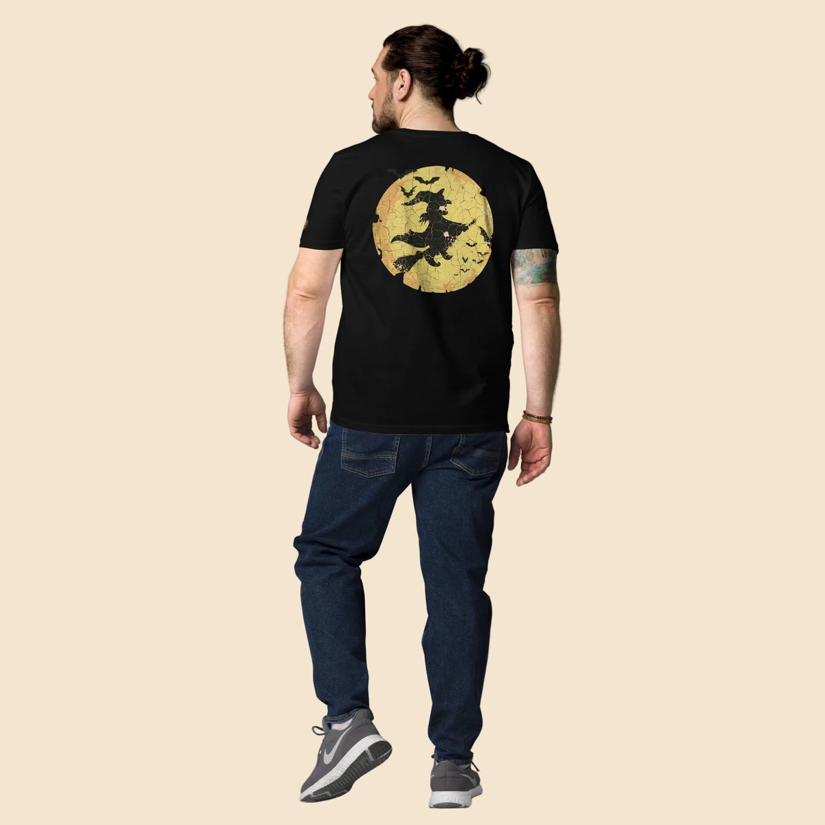 Espalda de camiseta negra unisex con estampado retro de bruja volando en luna llena

