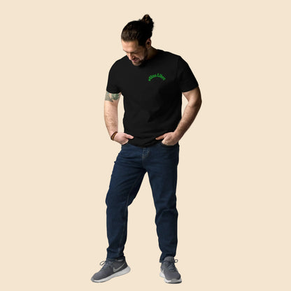 Hombre vistiendo camiseta negra unisex con estampado minimalista en el pecho
