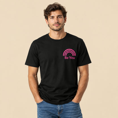 Hombre vistiendo camiseta negra con pequeño estampado en el pecho colección Pride & Inclusión
