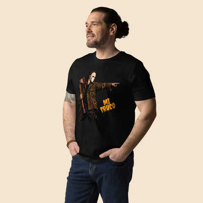 Hombre vistiendo camiseta negra con diseño retro de terror slasher Mi Truco
