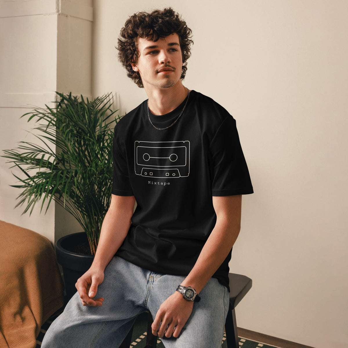 Hombre vistiendo camiseta unisex de estilo musical vintage de los años 80
