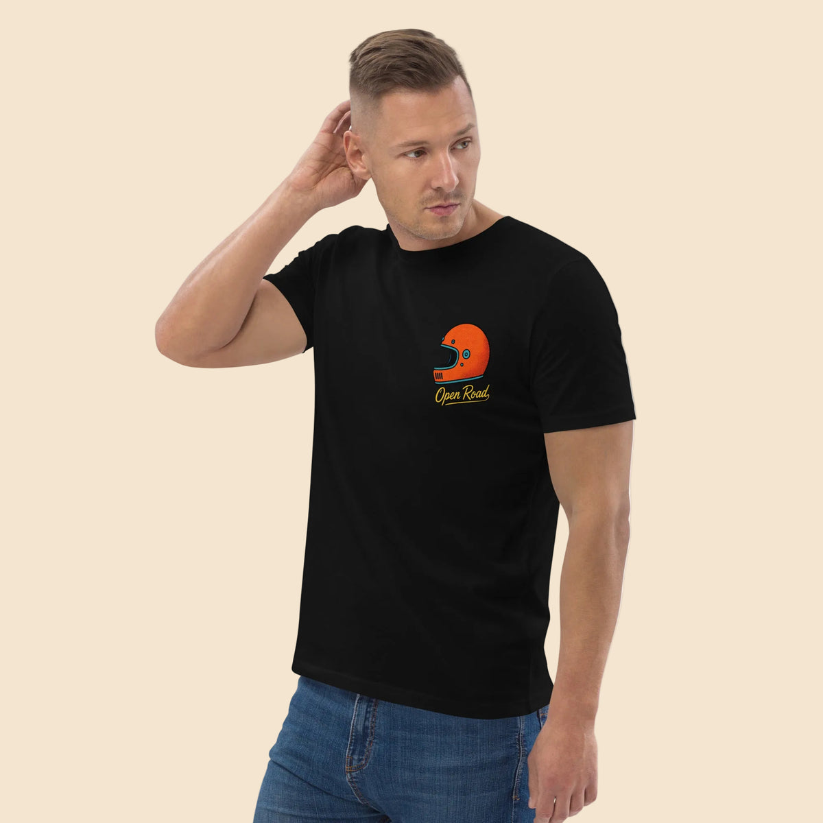 Hombre vistiendo camiseta negra con diseño motero de carretera abierta

