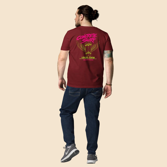 Hombre vistiendo camiseta burdeos con estampado trasero Concrete Surf Local Crew
