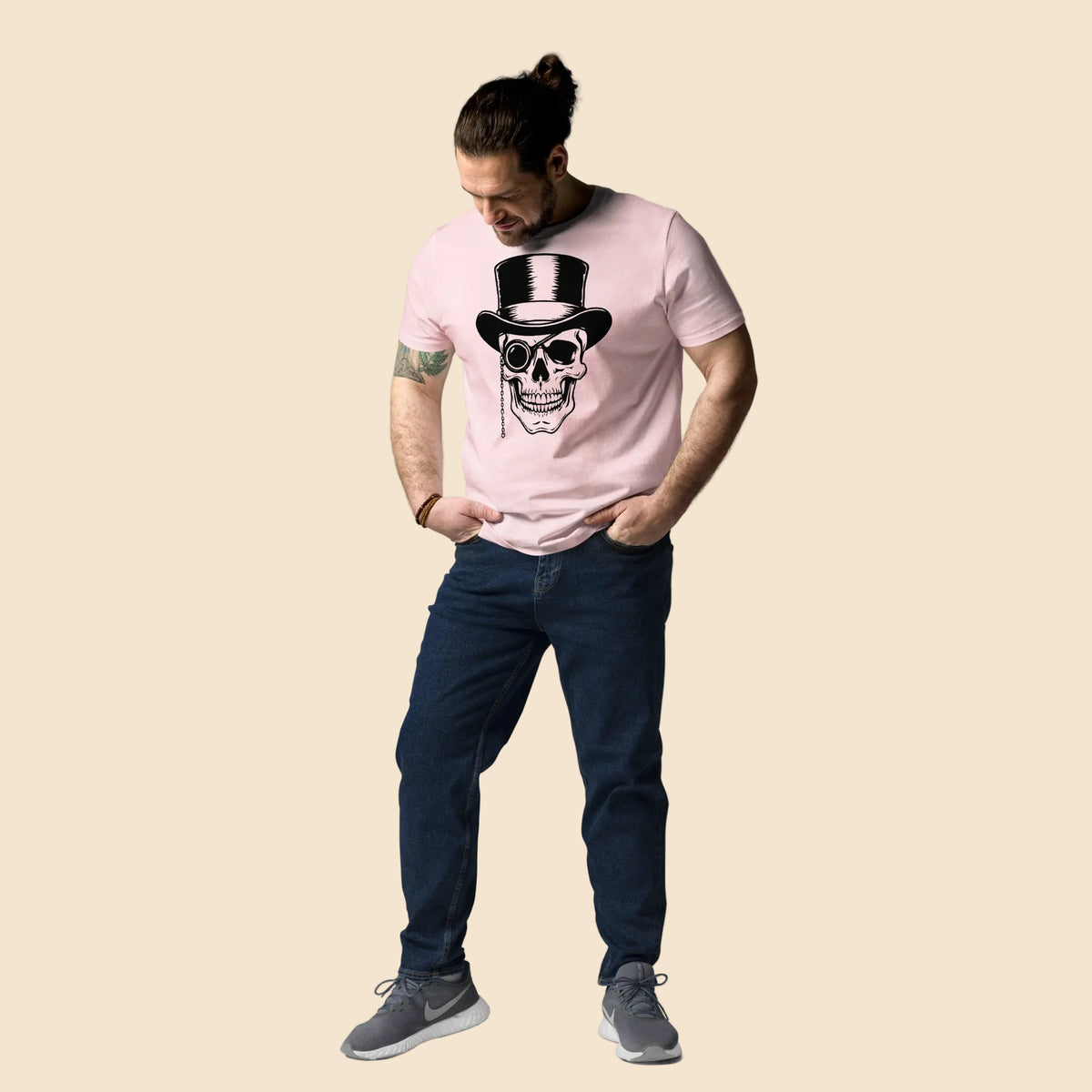 Modelo masculino vistiendo camiseta de algodón orgánico con diseño retro de calavera elegante
