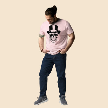 Modelo masculino vistiendo camiseta de algodón orgánico con diseño retro de calavera elegante

