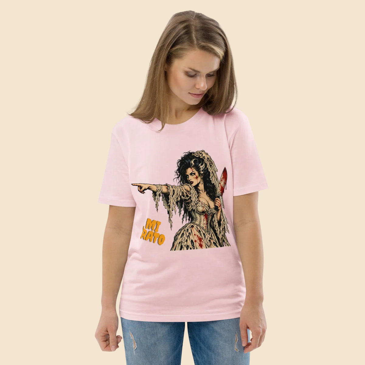 Look femenino con camiseta rosa estilo pulp horror Mi Trato colección Halloween
