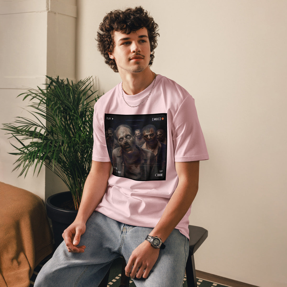 Modelo masculino con camiseta rosa claro y gráfico retro zombi colección Halloween
