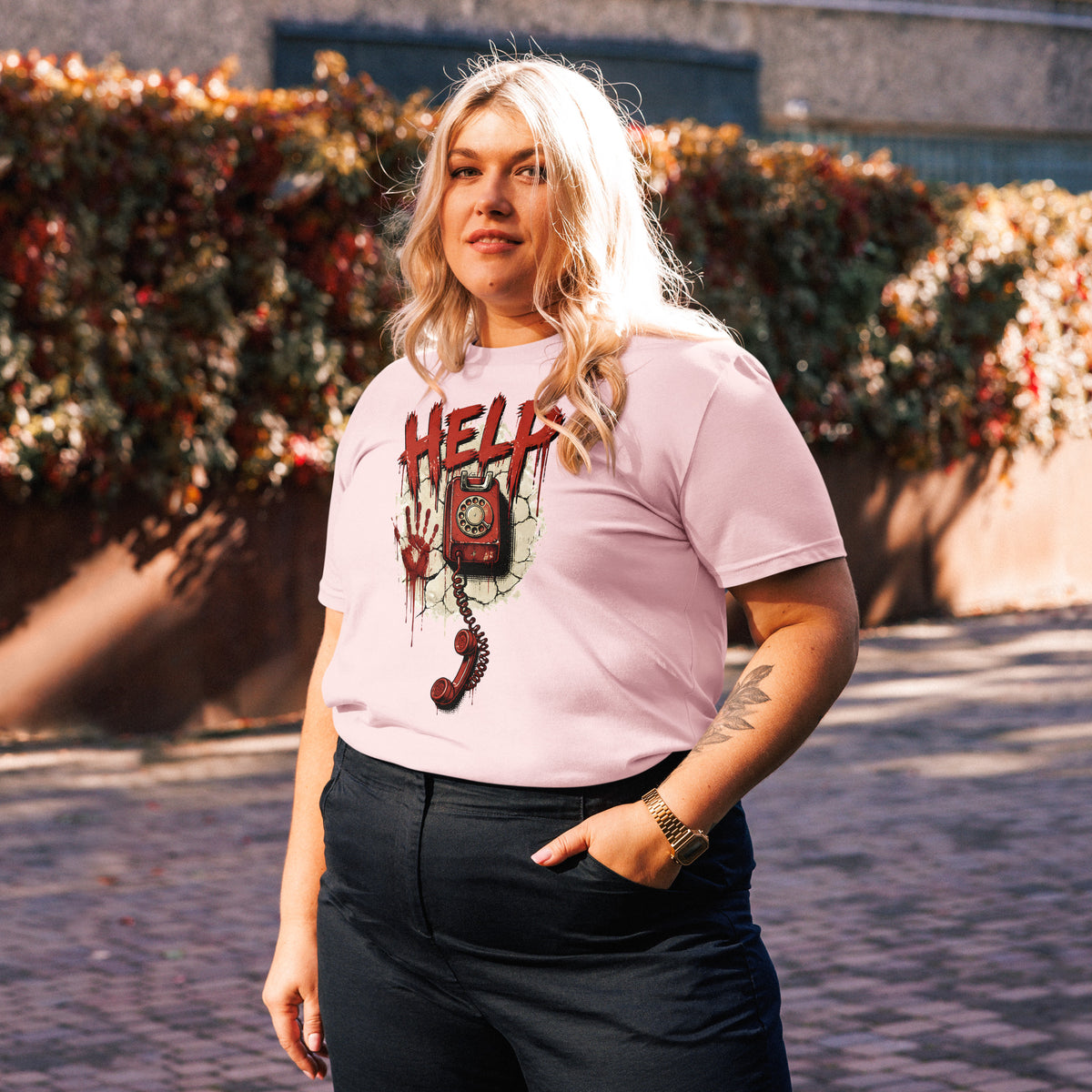 Look casual con camiseta rosa pastel y diseño retro de suspense colección Halloween
